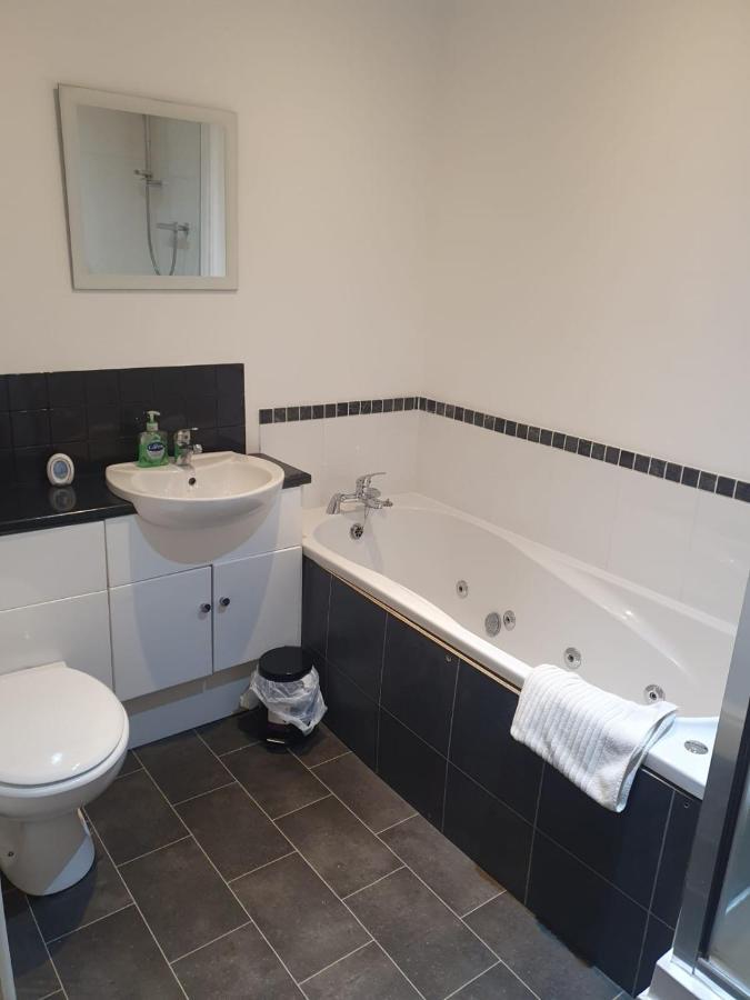 Spacious 2 Bed Appartment Next To Bae With Spa Bath Barrow-in-Furness Exterior photo